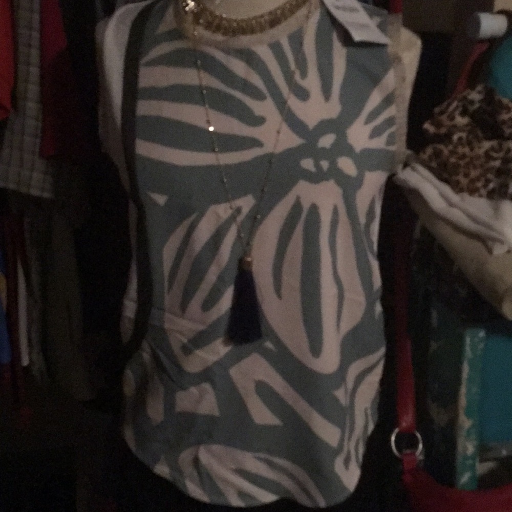 This is a beautiful's blouse short sleeve
